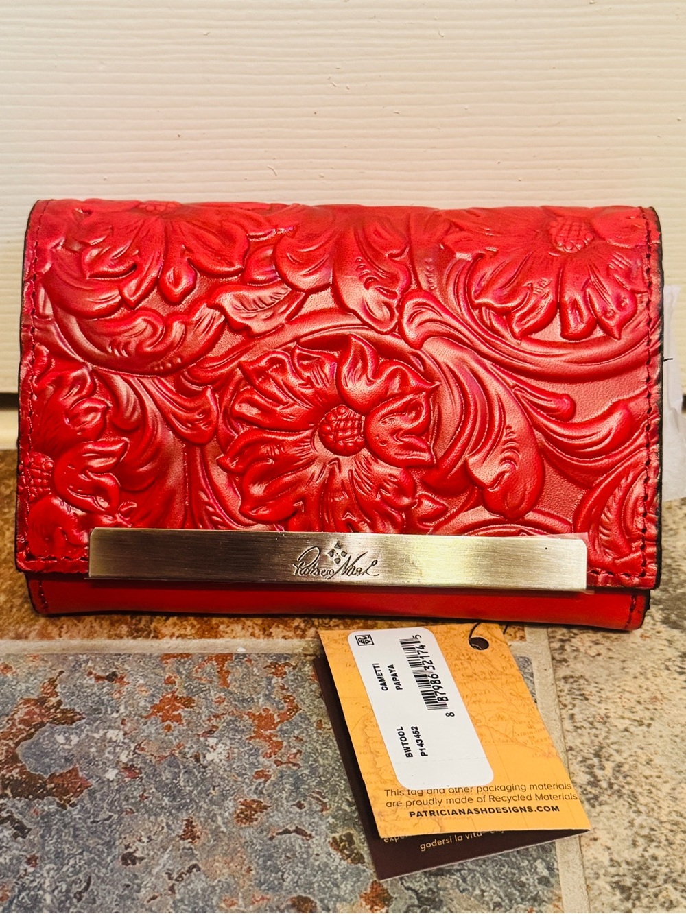 NWT!!!Patricia Nash Tooled Red Cametti Wallet
100% full-grain leather